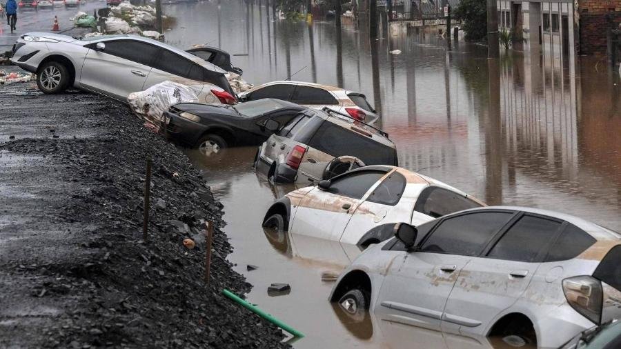 carros-cobertos-por-agua-ao-longo-da-br-116-em-sao-leopoldo-no-rio-grande-do-sul-no-domingo-12-1715624652959_v2_900x506