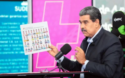 Nicolás Maduro exibe cédula de votação Foto: EFE/ Prensa Miraflores