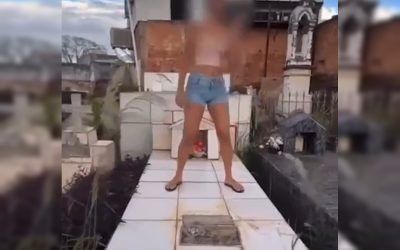 Jovens-debocham-e-dancam-em-tumulos-de-cemiterio-em-Pirenopolis