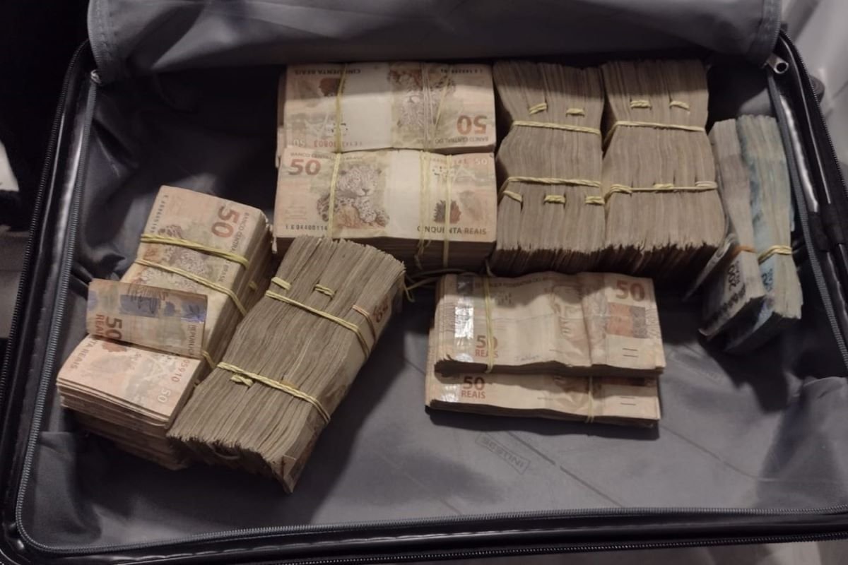 MALA-DE-DINHEIRO-APREENDIDA-COM-O-CARECA-DO-INSS-METROPOLES